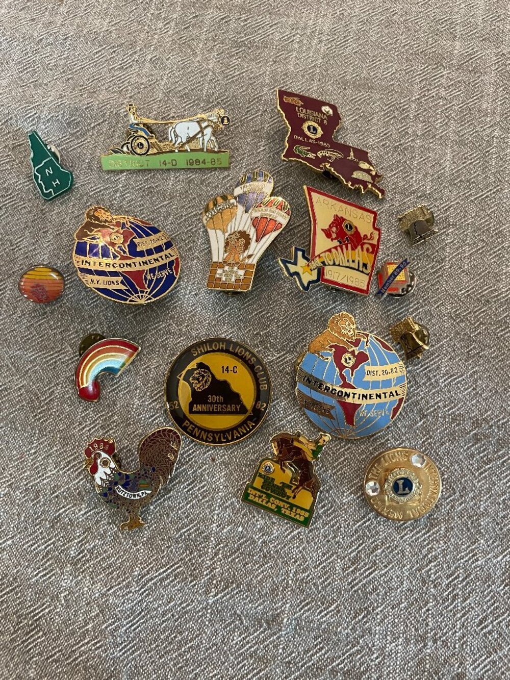 Set of 16 vintage pins Intercontinental NY Lions California, Dallas Louisiana...